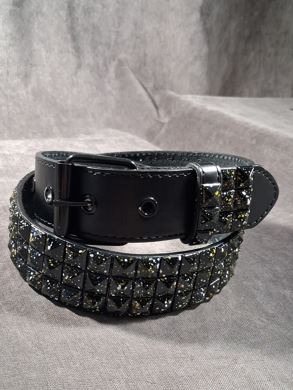 Hot Topic Black White + Gold Splatter Three-Row Pyramid Stud Leather Belt VG-